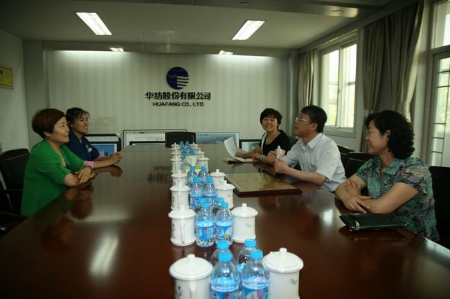 市總工會(huì)為服裝車間縫制工段代授全國獎(jiǎng)牌